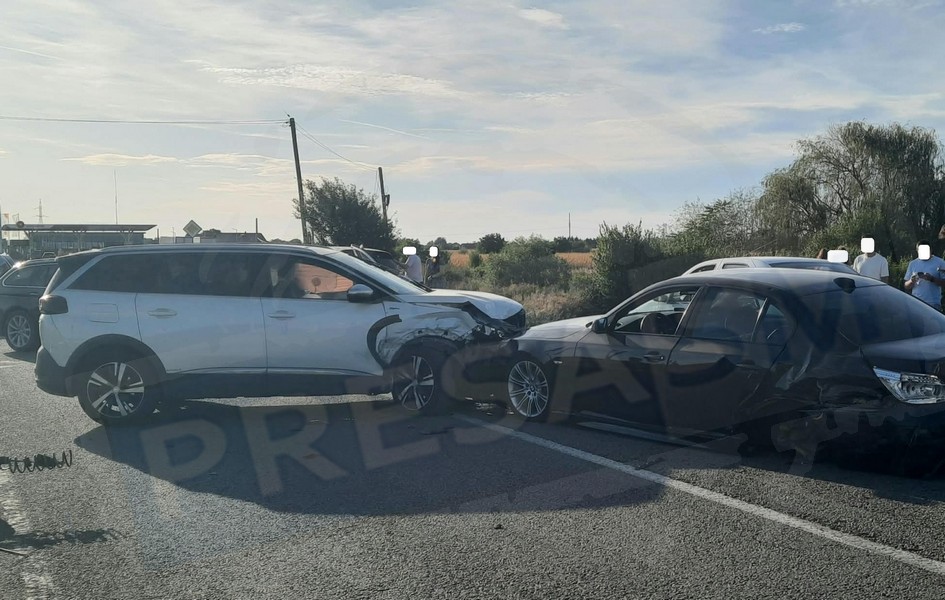 FOTO. Accident în lanț în municipiul Satu Mare. Trei mașini implicate, două s-au ciocnit frontal, pe Drumul Careiului