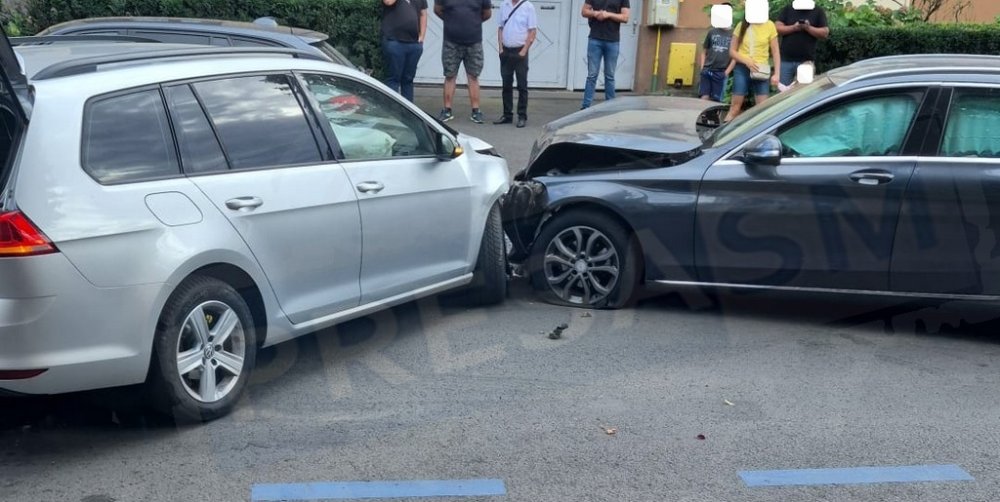 FOTO. Accident în centrul municipiului Satu Mare. Coliziune frontală între două mașini