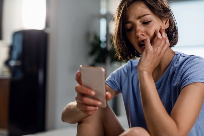 Răzbunare pe Facebook după o despărțire la Satu Mare. Bărbatul și-ar fi denigrat fosta iubită cu ajutorul unor conturi false