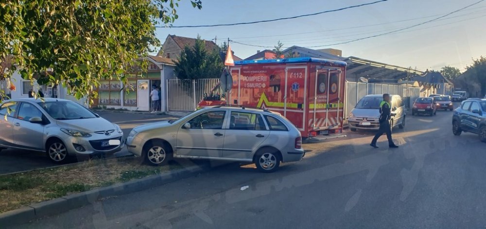 FOTO.  Incident dramatic în Satu Mare. Șofer în stop cardiorespirator la volan, mașina s-a oprit la câțiva centimetri de un alt autoturism