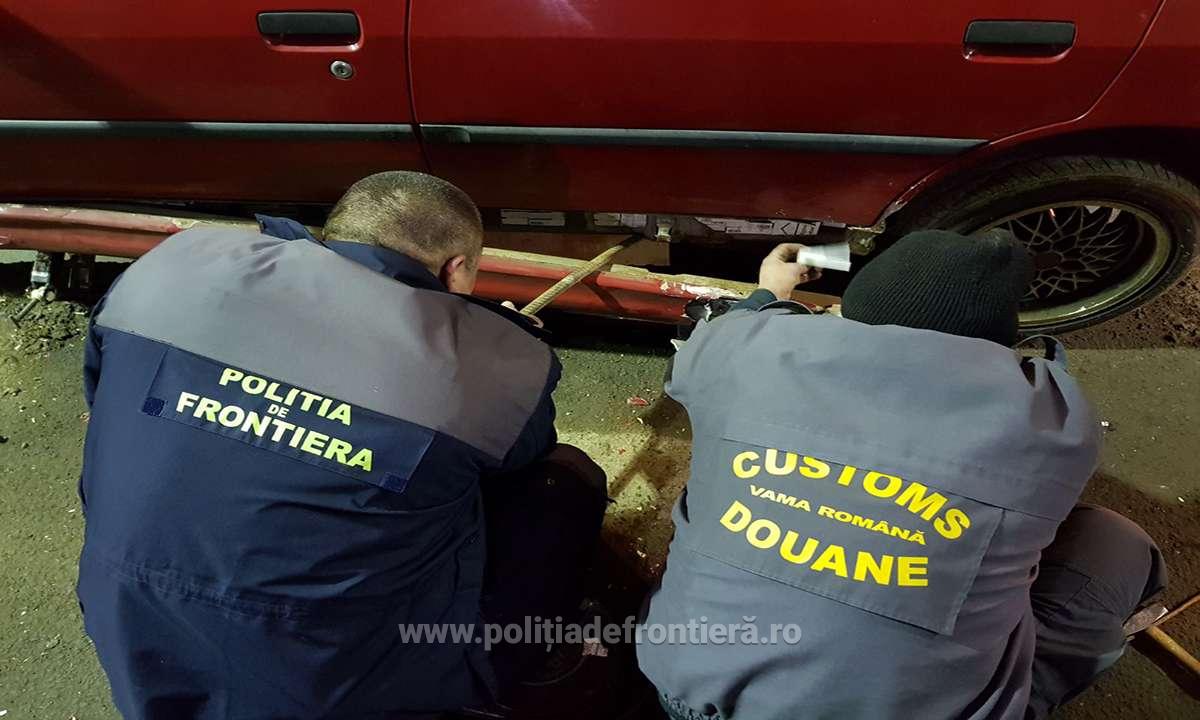 Țigări ascunse în podeaua mașinii, descoperite de polițiști