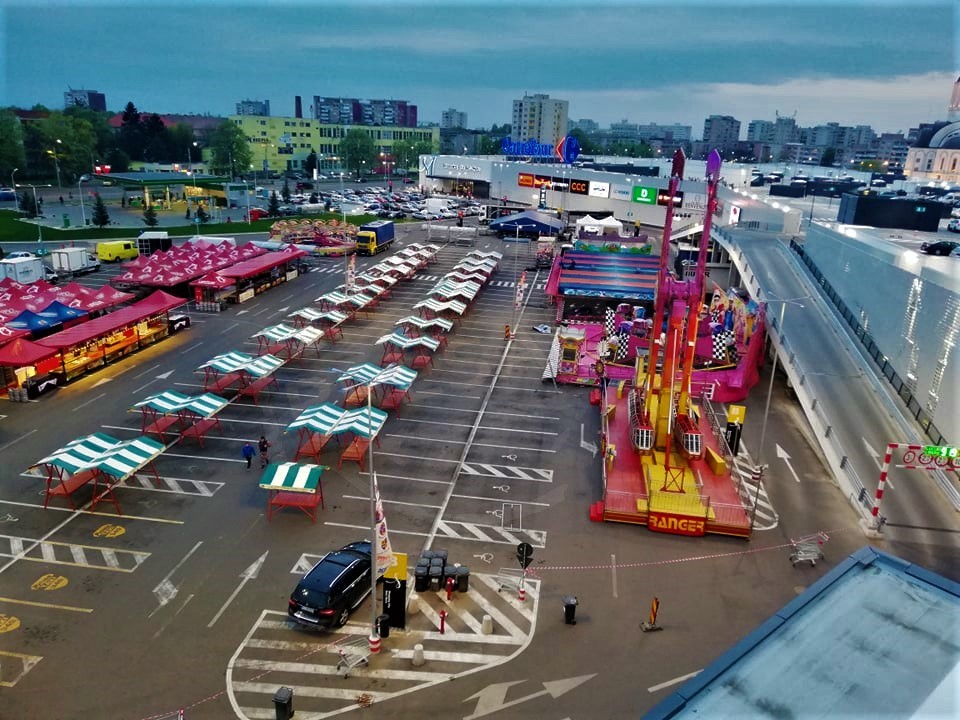 Foto Video A Fost Instalat Cel Mai Mare Parc De Distracții La