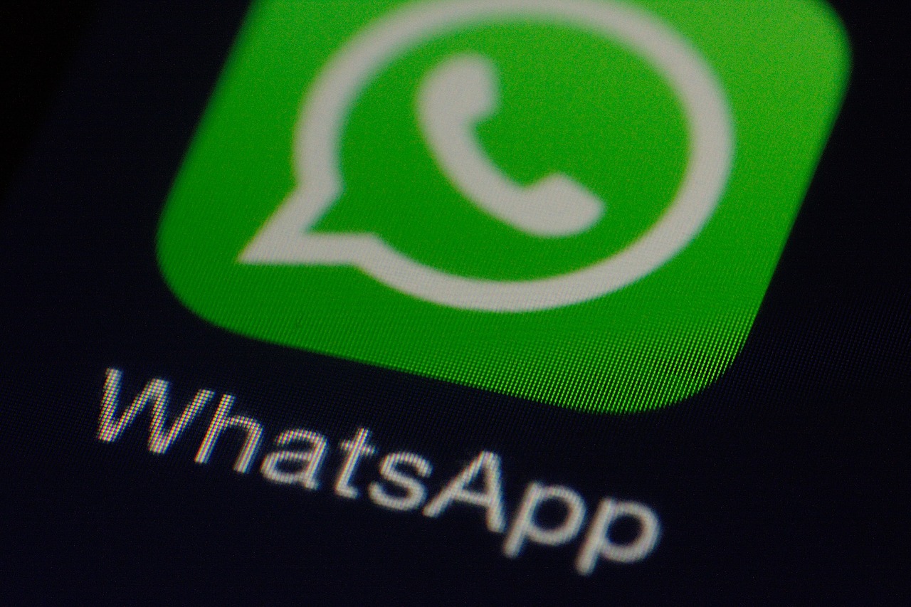 WhatsApp aplicatie pe telefon